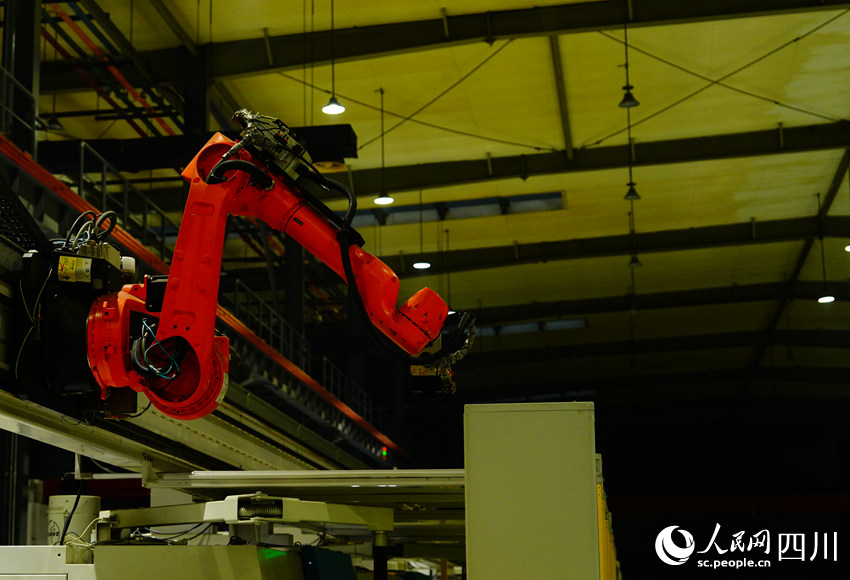 “黑燈產(chǎn)線”在無(wú)人狀態(tài)下照常運(yùn)轉(zhuǎn)。人民網(wǎng)記者 王波攝