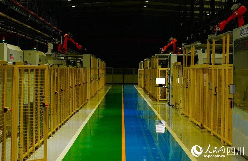 藏在一排排柜子里的智能加工機(jī)器晝夜不停地運(yùn)轉(zhuǎn)。人民網(wǎng)記者 王波攝